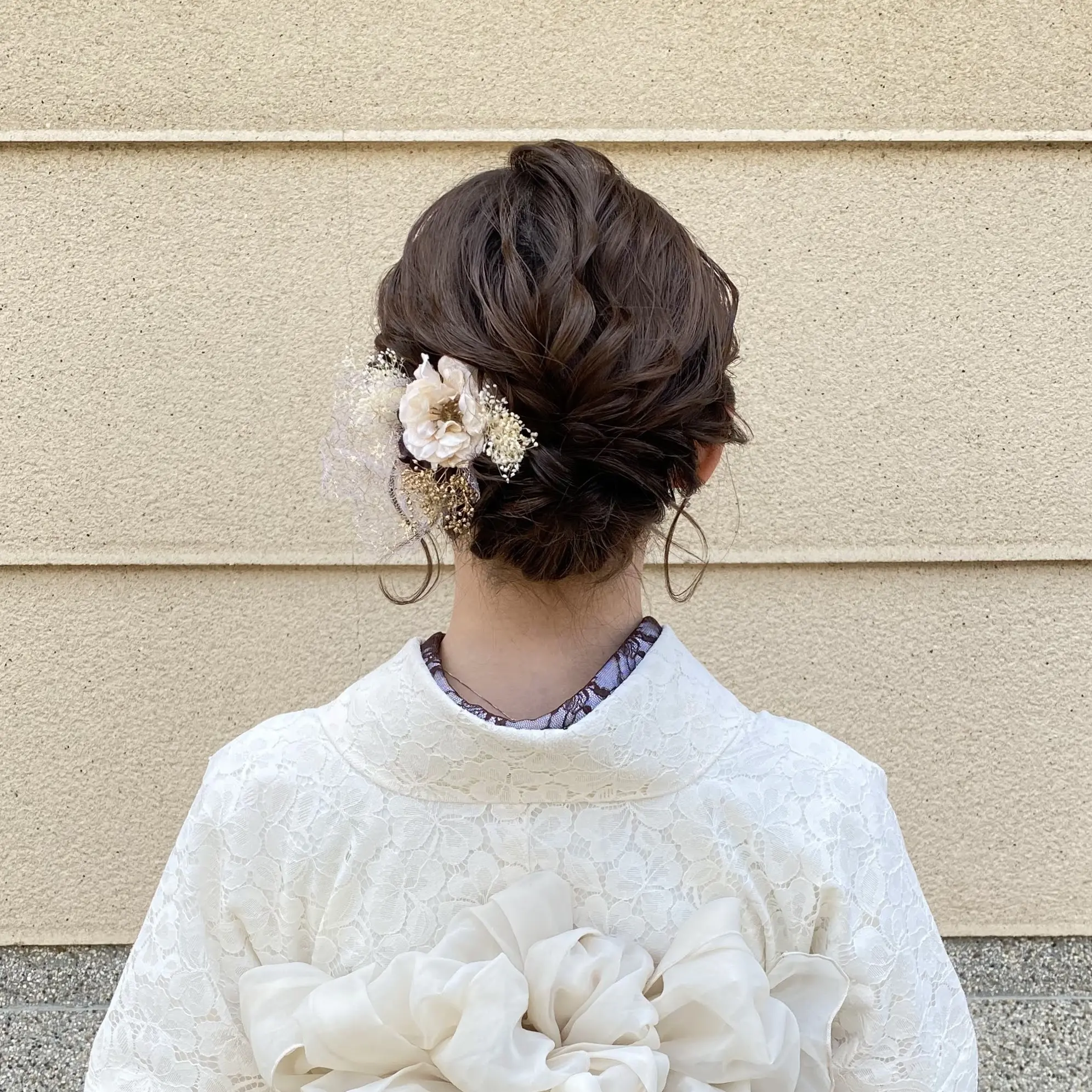 シンプルアップヘアに小さめのお花で綺麗めアップ🌼