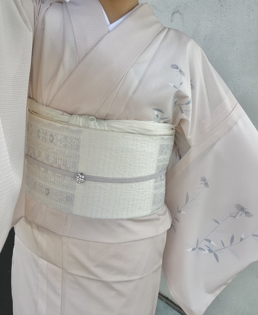 付け下げ｜訪問着より柄が控えめで落ち着いた印象に 
